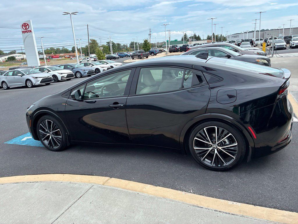 Used 2024 Toyota Prius XLE FWD image 13