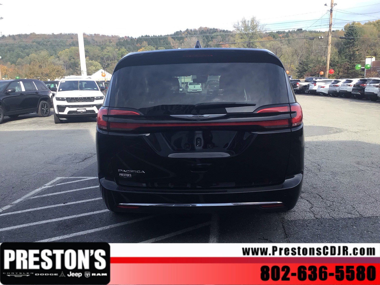 Used 2024 Chrysler Pacifica Touring-L FWD image 4