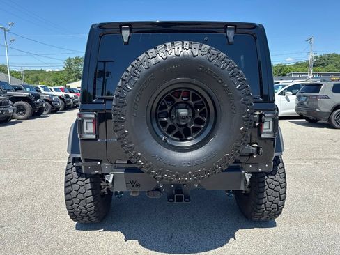 Used 2025 Jeep Wrangler Unlimited Rubicon AWD/4WD image 4