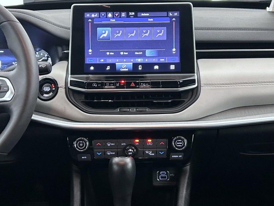 Certified 2025 Jeep Compass Limited AWD/4WD image 12