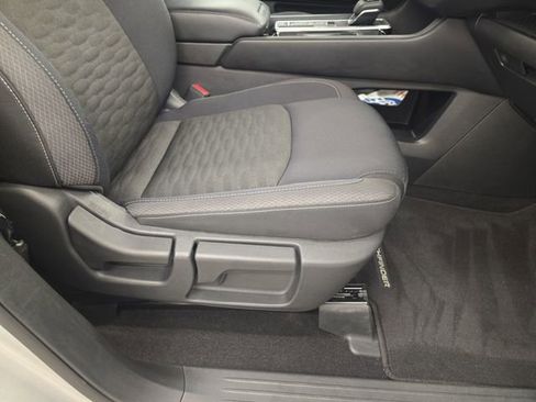 Used 2025 Nissan Pathfinder SV FWD image 10