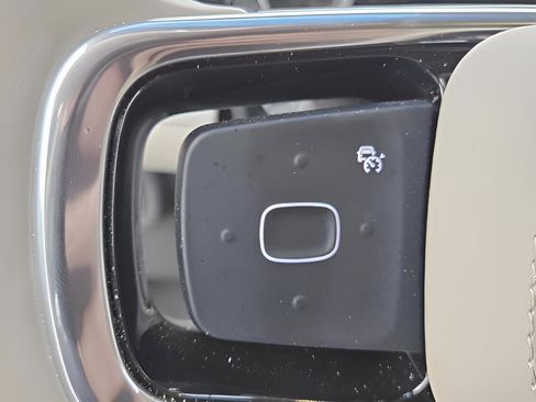 Used 2024 Lincoln Nautilus Premier image 18