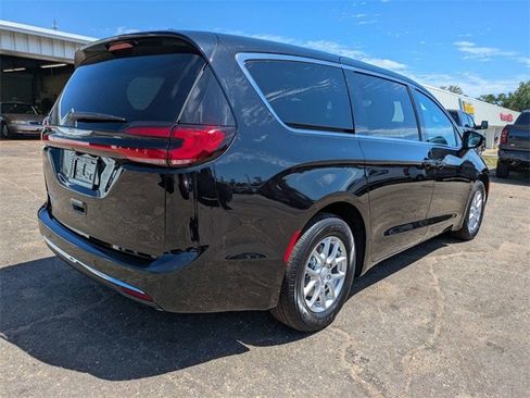 New 2026 Chrysler Pacifica Select image 4
