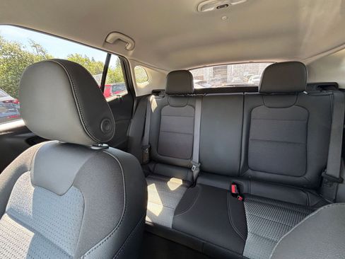 Used 2025 Chevrolet Trax LT w/ LT Convenience Package FWD image 38