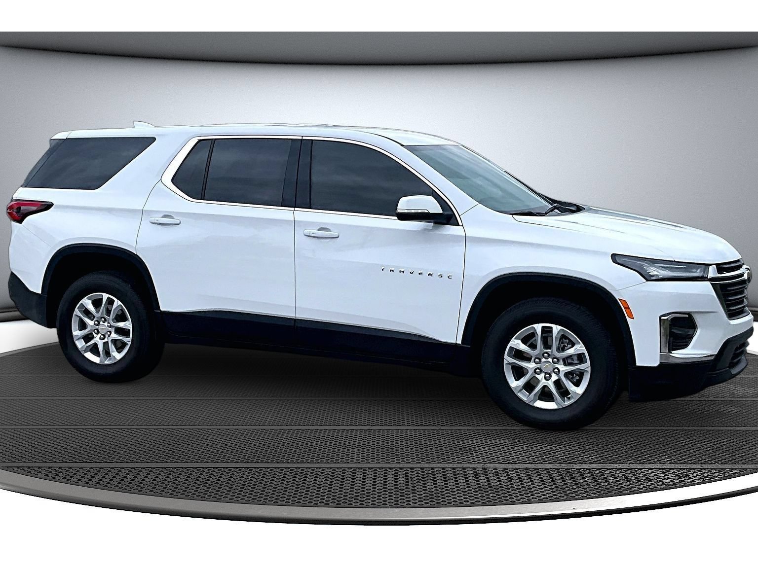 Used 2024 Chevrolet Traverse LS w/ Safety Package FWD image 2