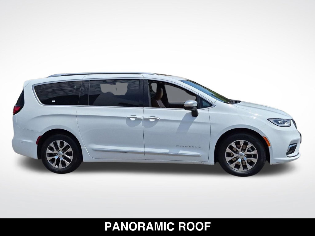 Used 2023 Chrysler Pacifica Pinnacle FWD image 6