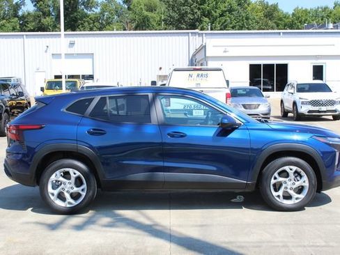 Used 2024 Chevrolet Trax LS w/ LS Convenience Package FWD image 6