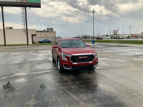 Used 2024 GMC Terrain SLE w/ Driver Convenience Package image 4