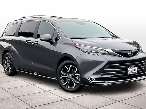 Used 2025 Toyota Sienna Platinum image 2
