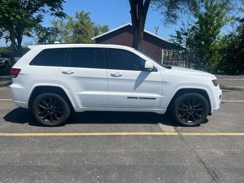 Used 2019 Jeep Grand Cherokee Altitude image 4