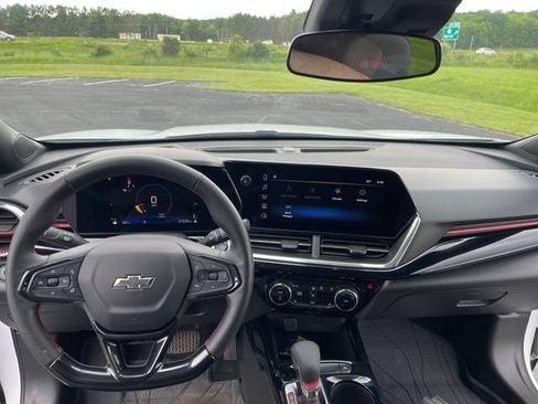Used 2025 Chevrolet Trax RS w/ Driver Confidence Package FWD image 13