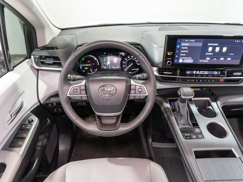 Used 2026 Toyota Sienna XLE FWD image 11