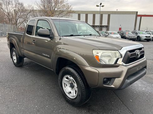 Used 2014 Toyota Tacoma 4x4 Access Cab w/ SR5 Package image 3