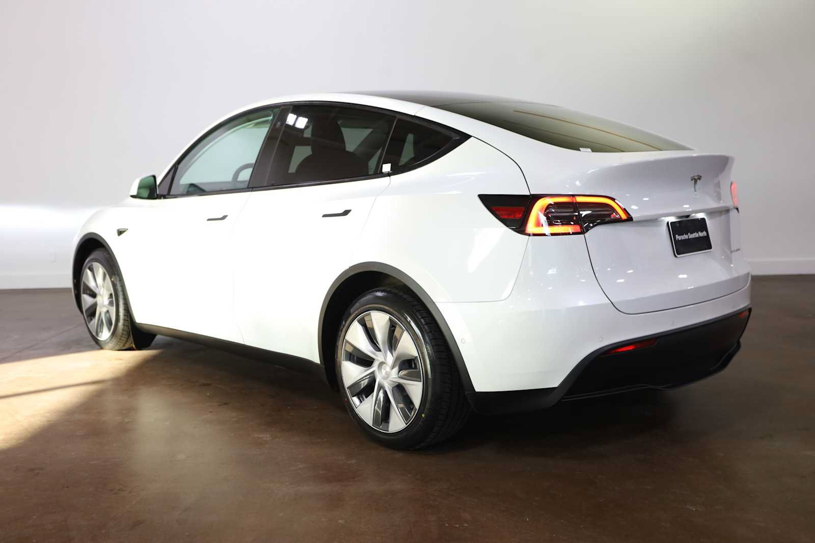 Used 2021 Tesla Model Y Long Range AWD/4WD image 3