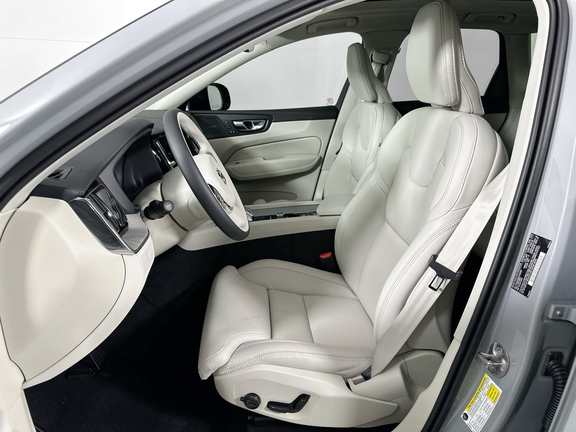 Certified 2025 Volvo XC60 B5 Ultra w/ Protection Package Premier AWD/4WD image 15