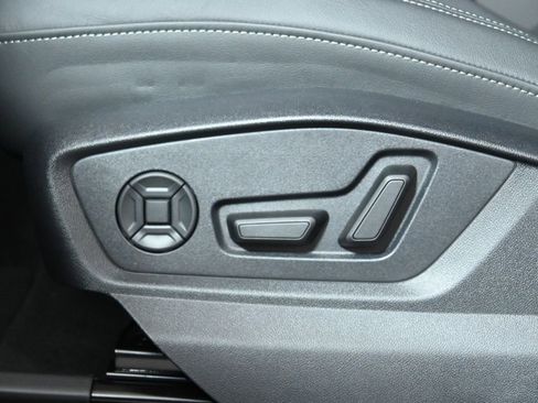 Used 2025 Audi Q8 Premium image 30