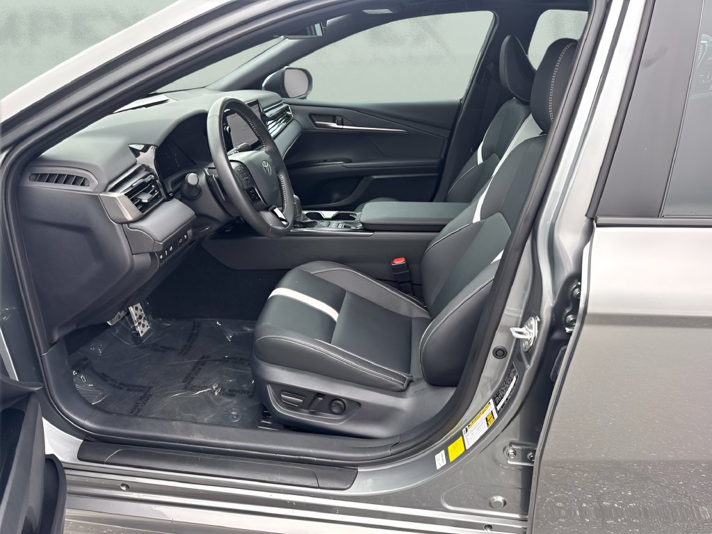 Used 2025 Toyota Camry SE FWD image 9