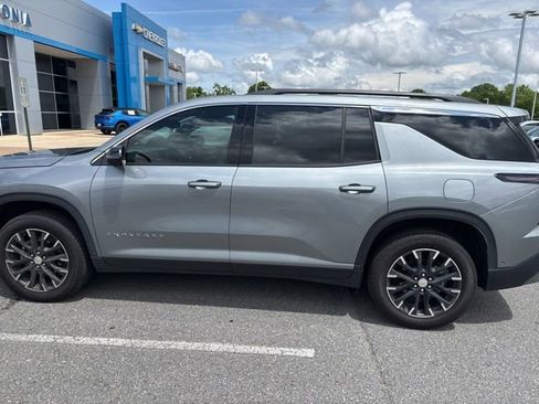 Used 2024 Chevrolet Traverse LT w/ Enhanced Driving Package FWD image 4