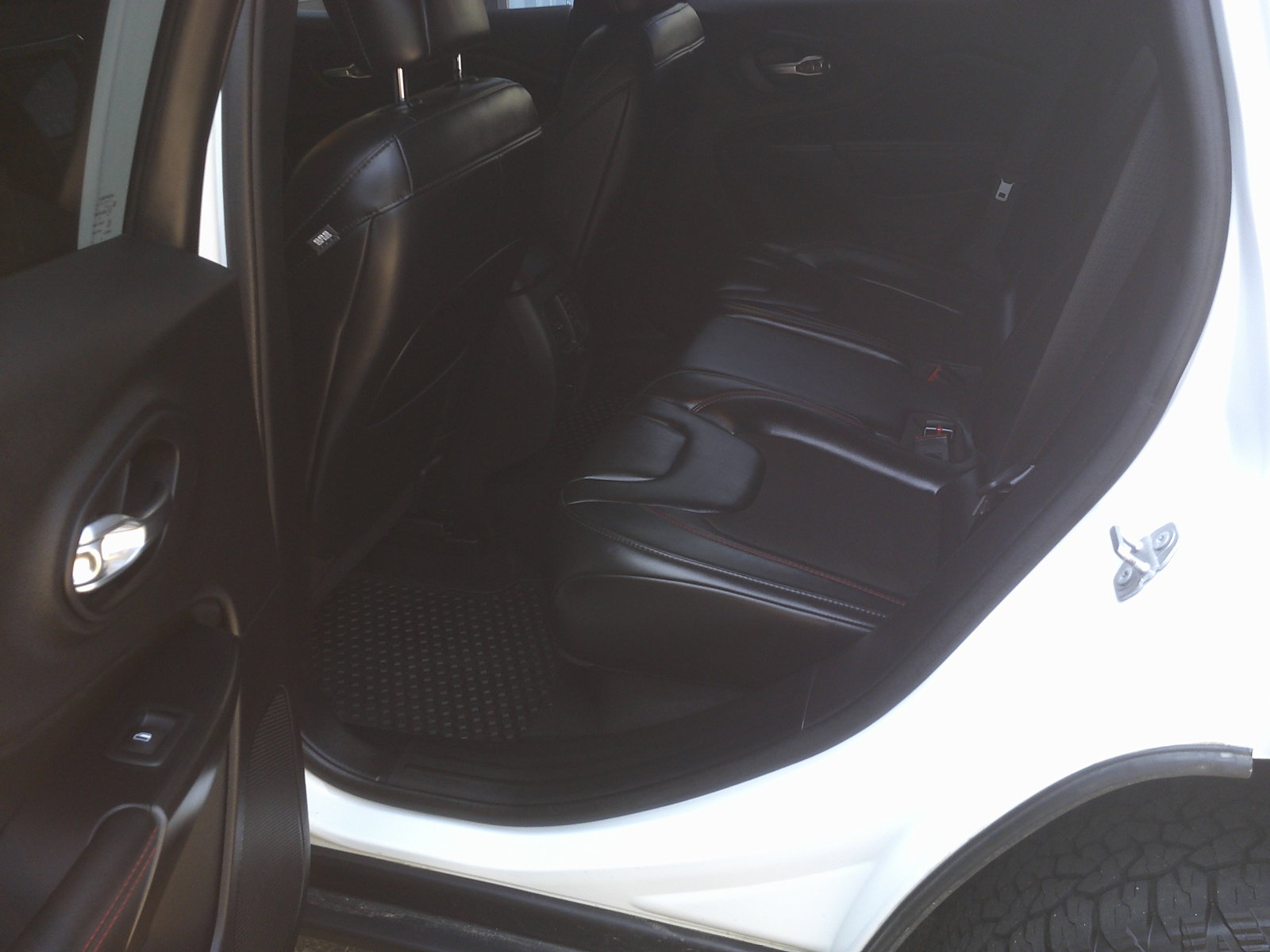 Used 2020 Jeep Cherokee Trailhawk AWD/4WD image 11