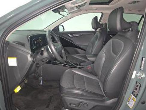 Used 2023 Kia Niro SX Touring FWD image 21