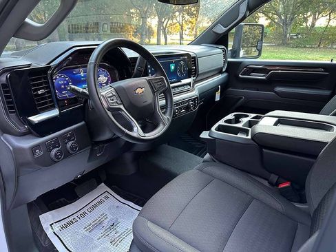 Used 2025 Chevrolet Silverado 2500 LT w/ Convenience Package AWD/4WD image 11