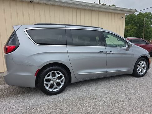 Used 2017 Chrysler Pacifica Touring-L w/ Tire & Wheel Group FWD image 6