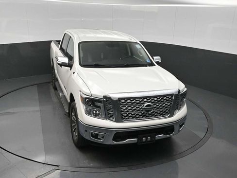Used 2019 Nissan Titan SL image 16