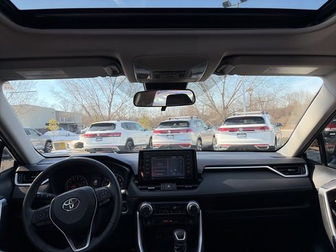 Used 2021 Toyota RAV4 XLE Premium image 28