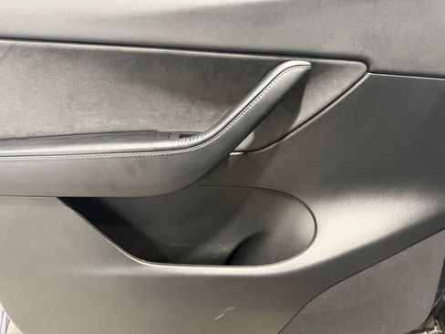 Used 2022 Tesla Model Y Long Range AWD/4WD image 23