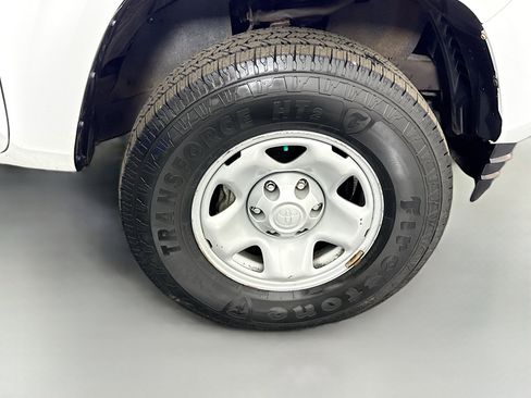 Used 2018 Toyota Tacoma SR image 31