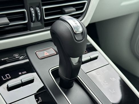Certified 2025 Porsche Macan AWD/4WD image 24