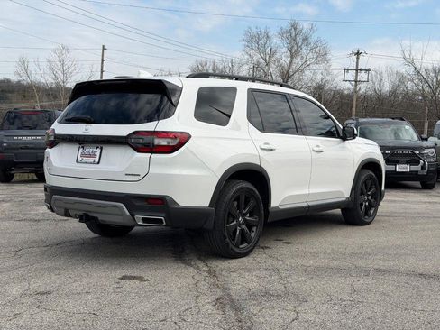 Used 2025 Honda Pilot Touring image 3