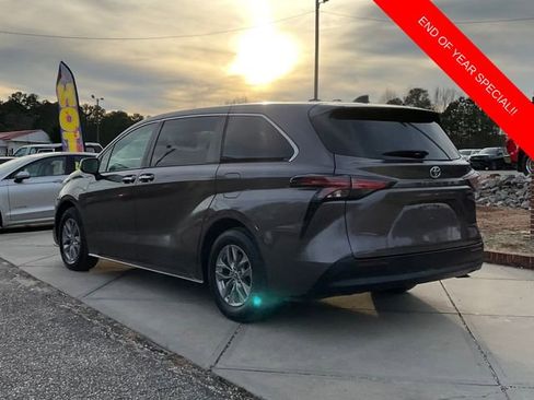Used 2022 Toyota Sienna XLE image 5