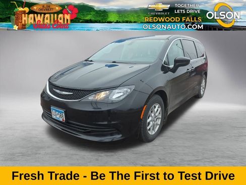 Used 2017 Chrysler Pacifica LX image 1
