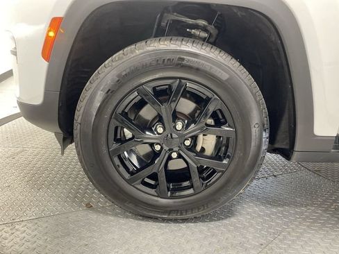 Used 2024 Jeep Grand Cherokee Altitude AWD/4WD image 10