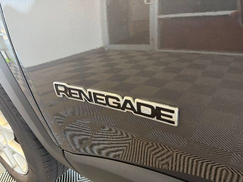 Used 2020 Jeep Renegade Latitude AWD/4WD image 10