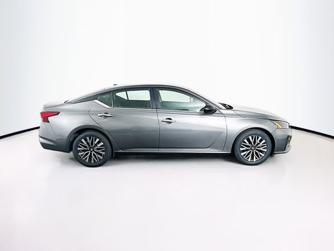 Used 2024 Nissan Altima 2.5 SV image 10