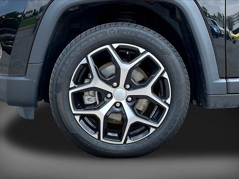 Used 2024 Jeep Compass Latitude AWD/4WD image 33