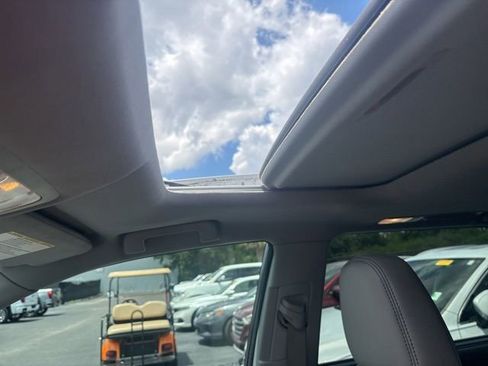 Used 2017 Toyota Highlander XLE FWD image 11