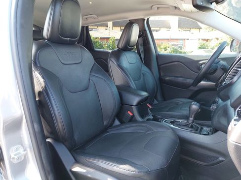Used 2019 Jeep Cherokee Limited FWD image 10