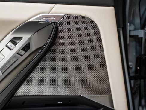 Used 2023 BMW 760i xDrive w/ Executive Package image 9