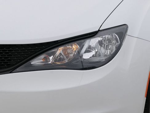 Used 2025 Chrysler Voyager LX image 8