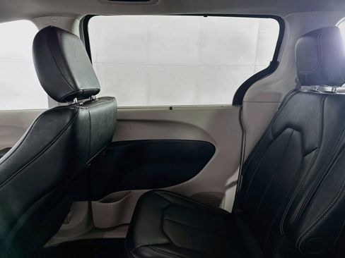 Used 2024 Chrysler Pacifica Touring-L FWD image 31
