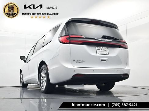 Used 2024 Chrysler Pacifica Touring-L FWD image 39