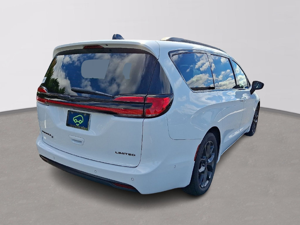 Used 2023 Chrysler Pacifica Limited w/ S Appearance Package FWD image 6
