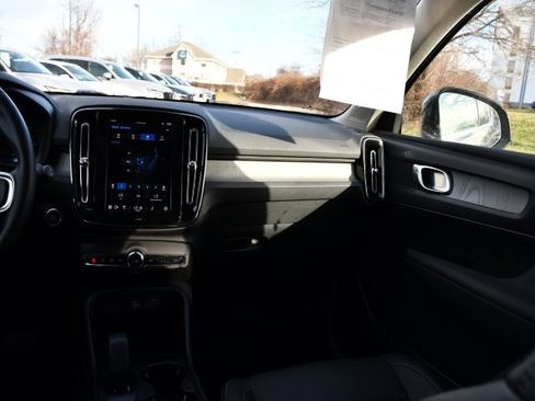 Certified 2025 Volvo XC40 B5 Core image 19