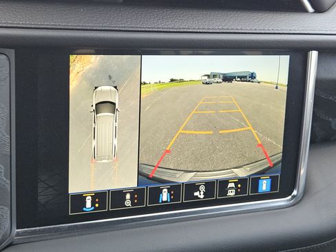 Used 2024 GMC Yukon XL Denali RWD image 17