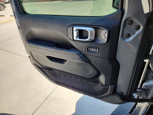Used 2020 Jeep Gladiator Overland image 13
