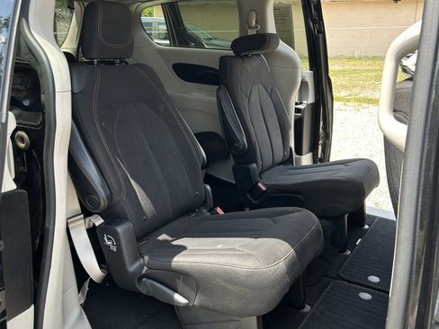 Used 2017 Chrysler Pacifica Touring FWD image 15