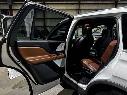 Used 2020 Lincoln Aviator Reserve w/ Equipment Group 201A image 16